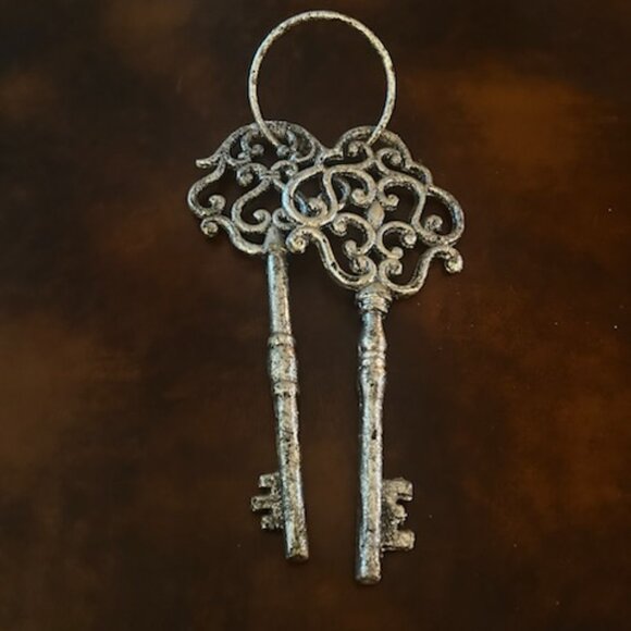 Large 12" Ornate Cast Iron Antique Style Keys Silver Wall Home Decor - Picture 2 of 8